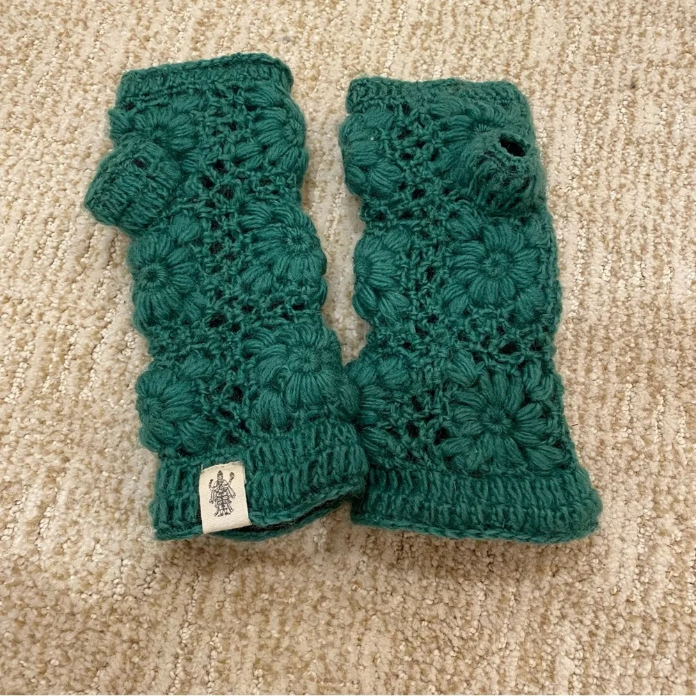 Nirvanna for Anthropologie Green Crochet Handwarmer Gloves black fleece lining